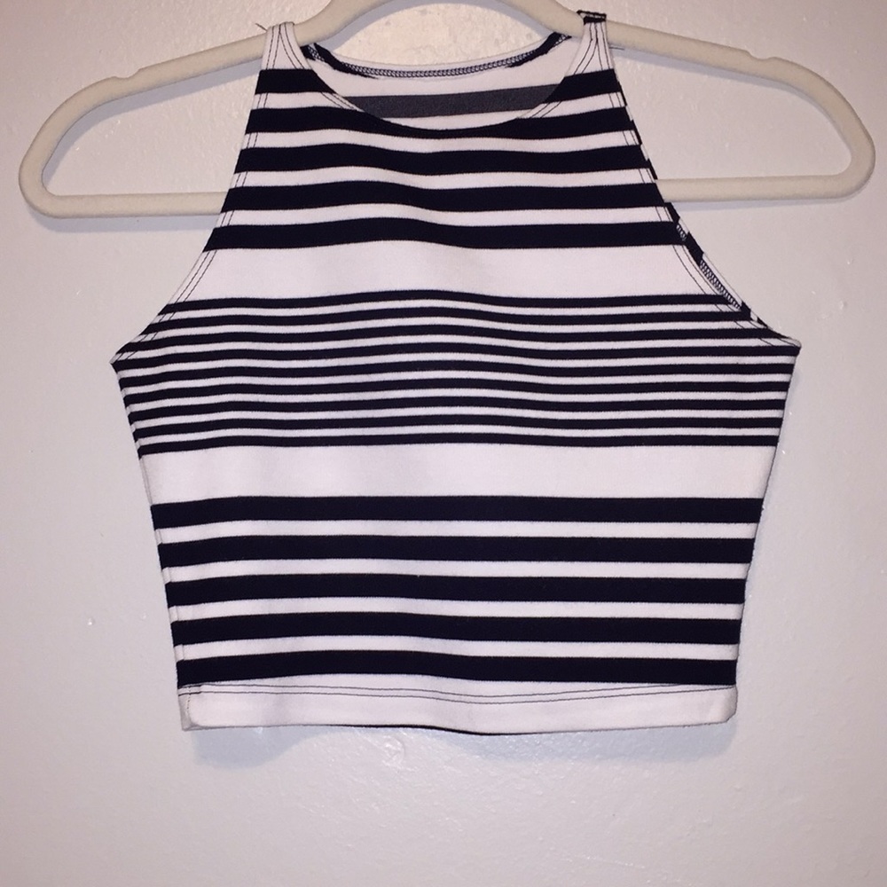 Black & white sleeveless crop top